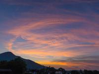 Orangerote Wolkenschleier über Aschau